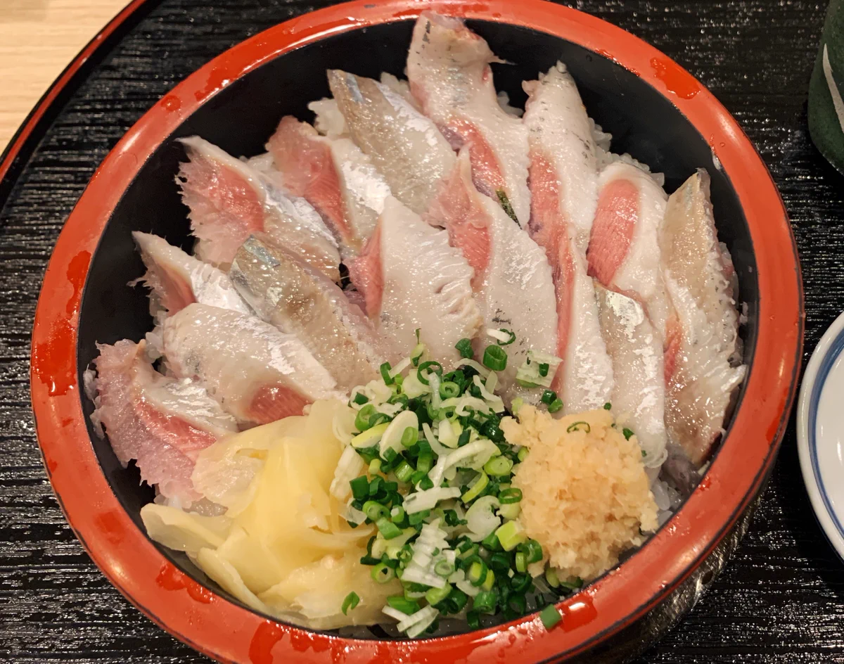 @東京：目白駅から徒歩1分。ランチ限定でツヤツヤ輝く「いわし丼」を食べられるお店。プリプリないわしを存分に楽しめて680円と神コスパ！