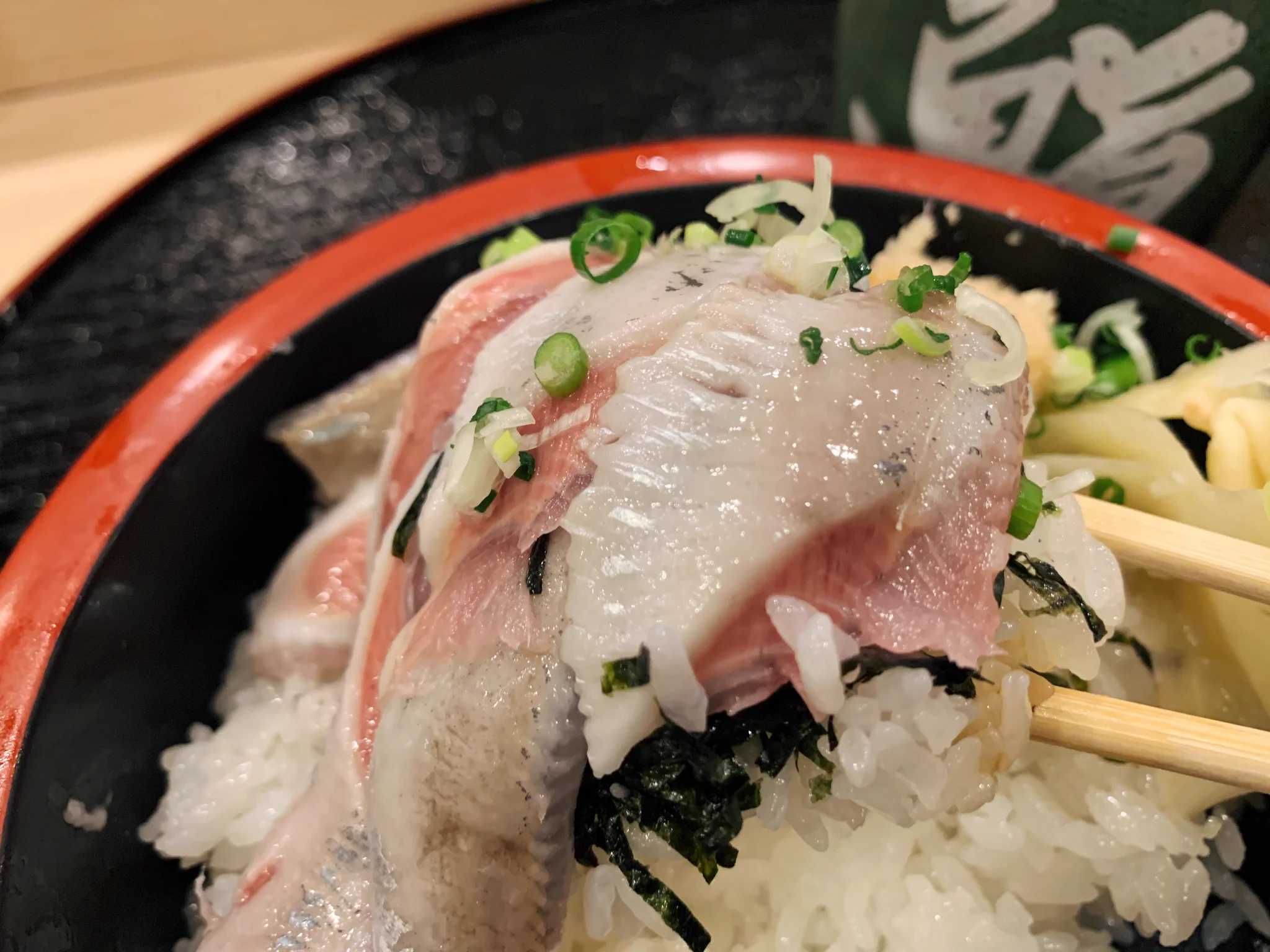 @東京：目白駅から徒歩1分。ランチ限定でツヤツヤ輝く「いわし丼」を食べられるお店。プリプリないわしを存分に楽しめて680円と神コスパ！