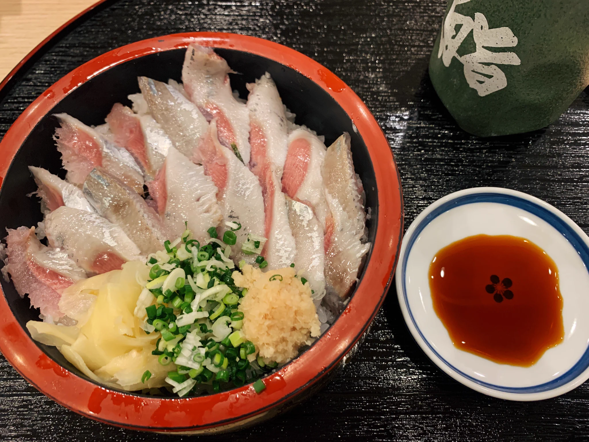 @東京：目白駅から徒歩1分。ランチ限定でツヤツヤ輝く「いわし丼」を食べられるお店。プリプリないわしを存分に楽しめて680円と神コスパ！