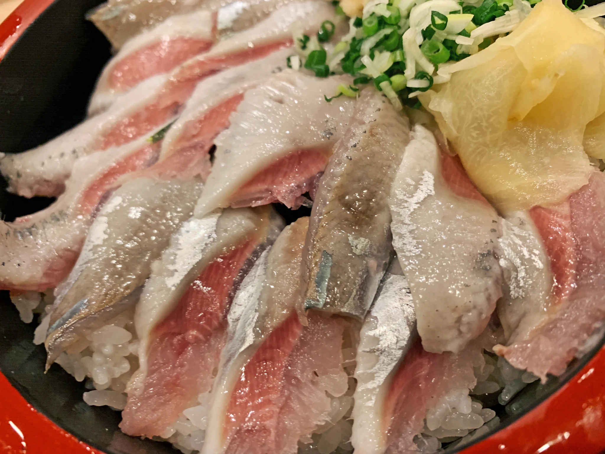 @東京：目白駅から徒歩1分。ランチ限定でツヤツヤ輝く「いわし丼」を食べられるお店。プリプリないわしを存分に楽しめて680円と神コスパ！