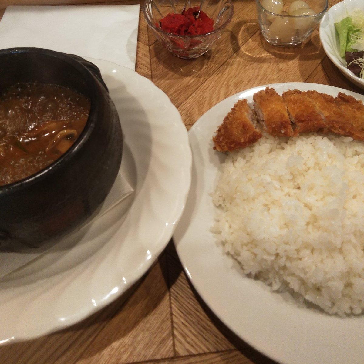 egoshiani's tweet photo. #KARILAND　新橋(東京都)　オリジナルチキンカレー1000円ロースカツ400円大盛
旨い。スリランカカレー独特のスパイス感のスープカレー、辛口が旨い。
カツも旨い。
揚げジャガイモと鶏が旨いともっと良いな。
ビーフ、ポーク、シーフード、野菜有り。
#カレー新店舗
#カレー https://t.co/efuBB1HKN9