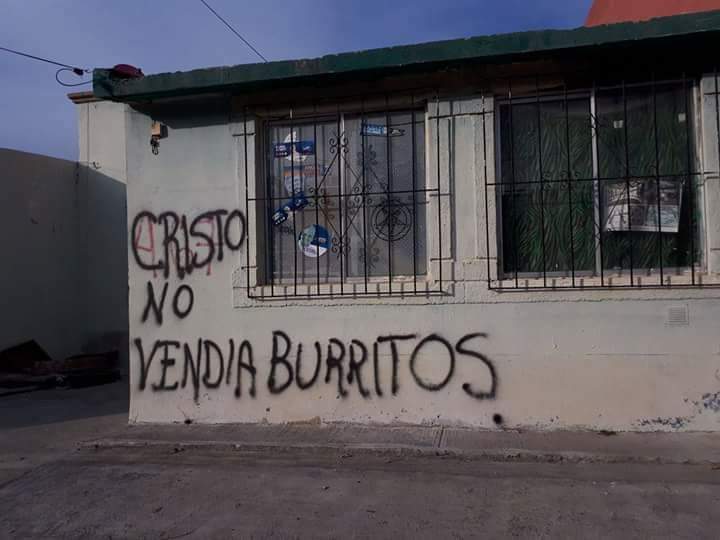 ChatoNow's tweet photo. Por eso @ViejoFeo_ pero ¿para qué le rayas la casa a tu vecina? #YaNiLa https://t.co/e4AGpXvVK8
