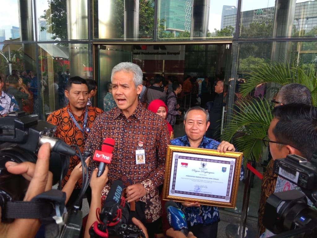 GRMS_JATENG's tweet photo. Gubernur Jawa Tengah @ganjarpranowo menerima penghargaan Pemerintah Daerah Provinsi Dengan Predikat Terbaik Capaian Aksi Koordinasi dan Supervisi Pencegahan Korupsi Secara Nasional Tahun 2019 oleh Menteri Dalam Negeri pada Peringatan Hari Anti Korupsi Sedunia 2019 di Gdg KPK RI. https://t.co/Q2rHyBsyex