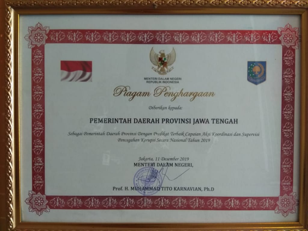 GRMS_JATENG's tweet photo. Gubernur Jawa Tengah @ganjarpranowo menerima penghargaan Pemerintah Daerah Provinsi Dengan Predikat Terbaik Capaian Aksi Koordinasi dan Supervisi Pencegahan Korupsi Secara Nasional Tahun 2019 oleh Menteri Dalam Negeri pada Peringatan Hari Anti Korupsi Sedunia 2019 di Gdg KPK RI. https://t.co/Q2rHyBsyex