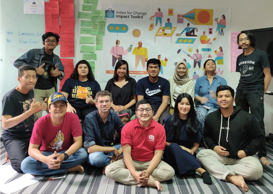 EngageMedia's tweet photo. Menjelang perilisan versi Bahasa Indonesia dari #Video4Change #ImpactToolkit, @EngageMedia telah memfasilitasi suatu Lab Kreasi Bersama di Jakarta untuk 14 praktisi video Indonesia...
https://t.co/WuVc6pjQaD
https://t.co/HLJ4VGR3mJ https://t.co/Un6XTDRstx