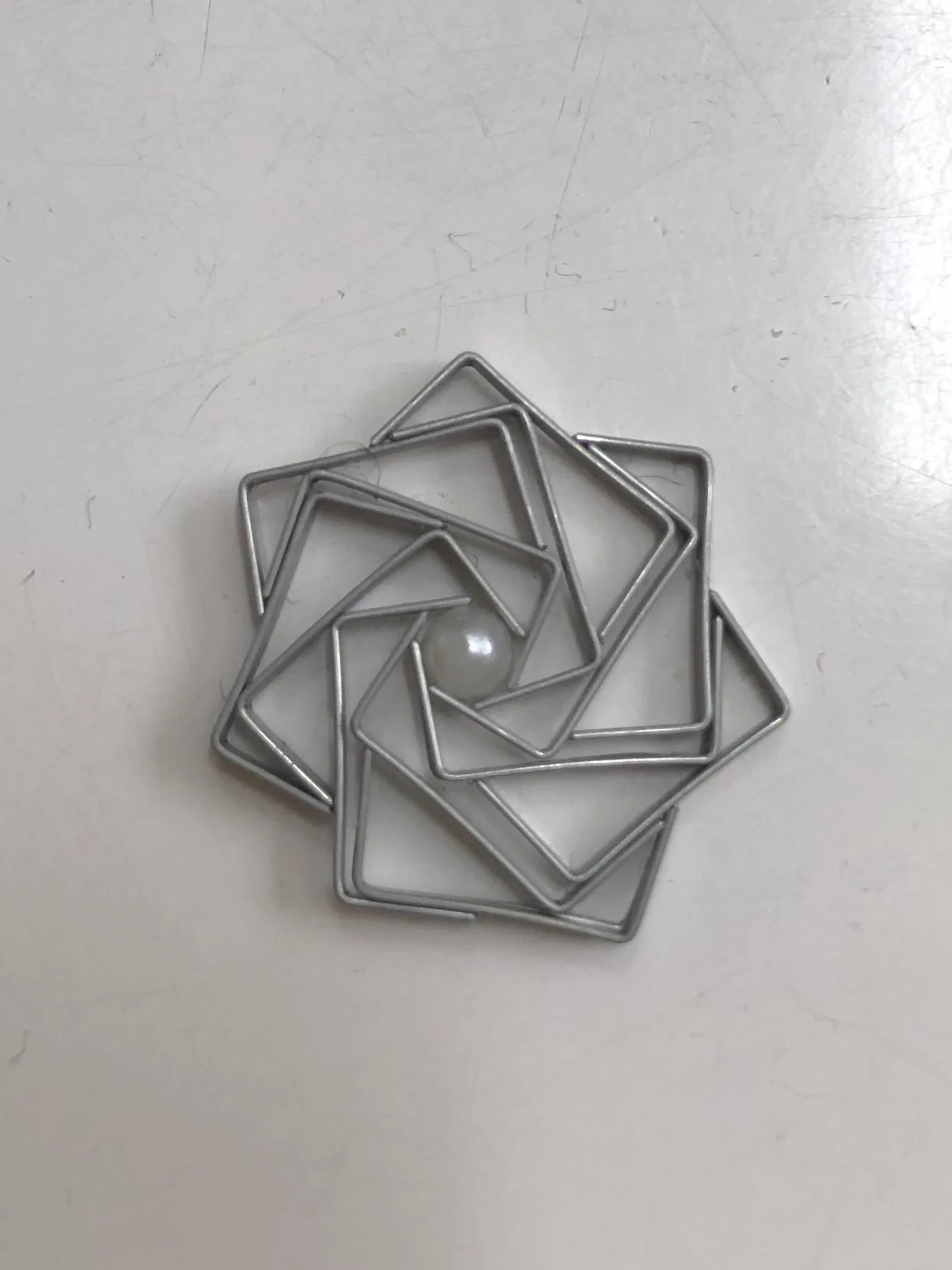 ホチキスの針で作った薔薇が素敵、青いレジンで色付けしたらいい感じ！