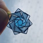 ホチキスの針で作った薔薇が素敵、青いレジンで色付けしたらいい感じ!