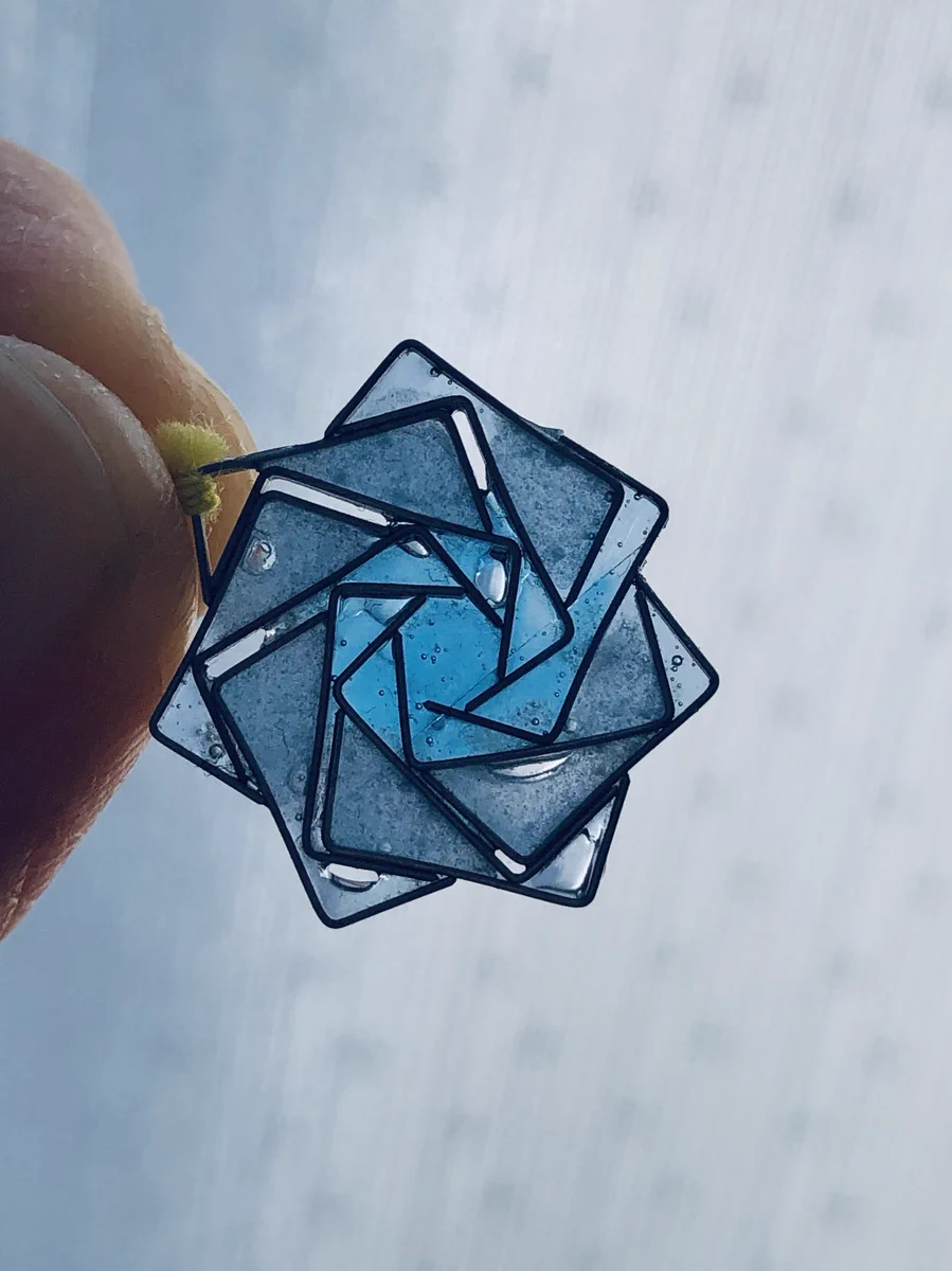 ホチキスの針で作った薔薇が素敵、青いレジンで色付けしたらいい感じ！