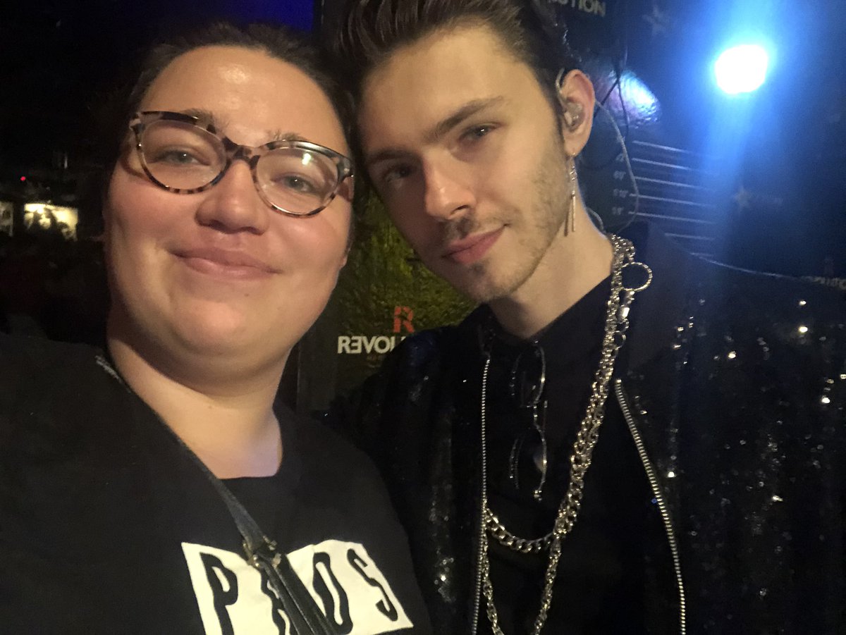 RFiust's tweet photo. Got to chill with @ProsandiCons  basically the whole night tonight. To the extent that someone thought I was their merch girl 😂 https://t.co/C0oEc0QyT7