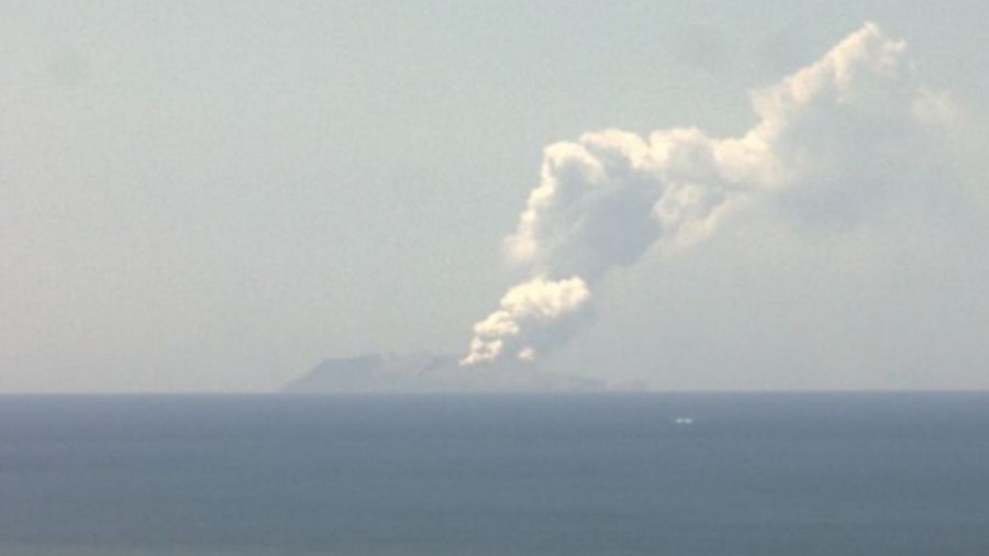 XHNews's tweet image. A volcano erupts at New Zealand's White Island. Prime Minister Jacinda Ardern says around 100 people were on or around the island at the time of the eruption, and some of those are "unaccounted for" xhne.ws/WDy60