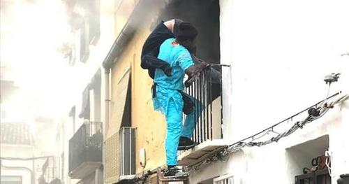 Limportant_fr's tweet photo. Espagne: une personne à mobilité réduite sauvée des flammes par un migrant https://t.co/N5In5vzX0t @abcespana https://t.co/mADQKZZ4VG
