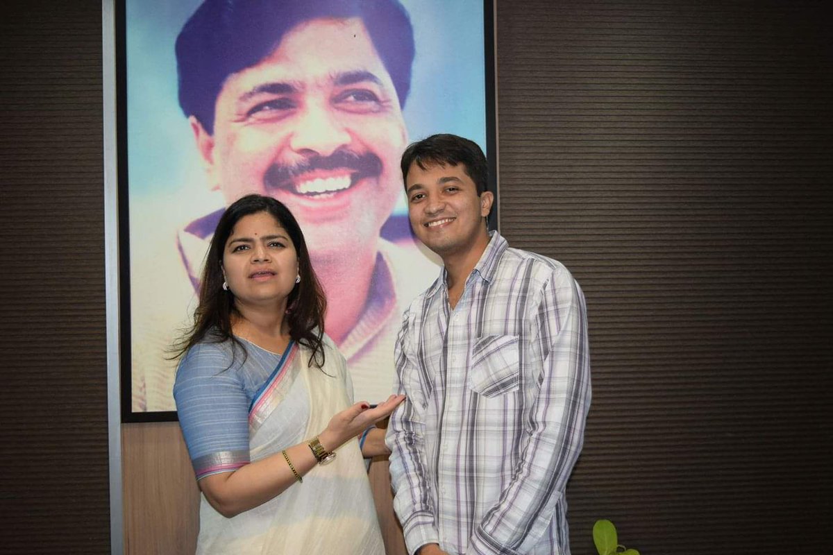 DevangVDave's tweet photo. It’s your actions that has inspired others to dream more, learn more, do more and become more. 

You are an inspiration to millions of youths to create a zeal that paves them to work for the betterment of the nation.

Wishing u a Very Happy Birthday @poonam_mahajan ji. https://t.co/z1MQezDQ7m