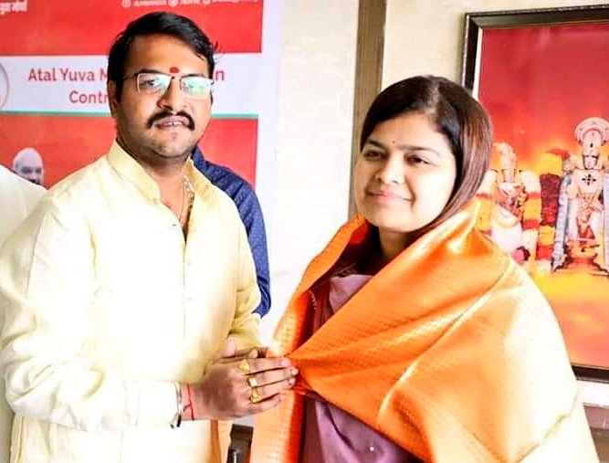 vivekananda_p's tweet photo. Wishing a Very Happy Birthday to Smt @poonam_mahajan ji.
You are inspiration to millions of youth.Your leadership has created zeal to work for betterment of the nation
It's you,who has inspired youth to dream &amp; strive for #NewIndia that Hon'ble PM @narendramodi  Ji wants to build https://t.co/L5ydlR77Uc