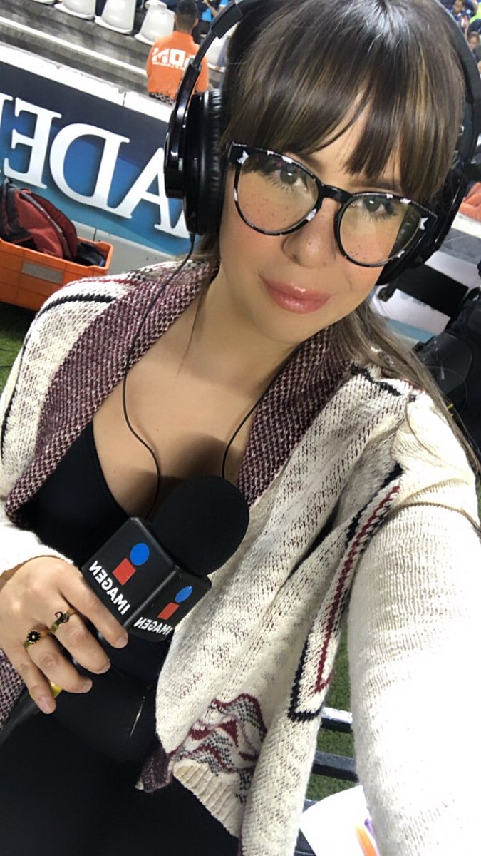 SFuentes08's tweet photo. Toca esperar un par de semanas para volver a nivel de cancha....🤓 🎤
.
.
.
.
.
.
#ReporteraDeCancha #TB #ReinaDelFiltro #FakeFreckles https://t.co/4SIxr0Ql4Z