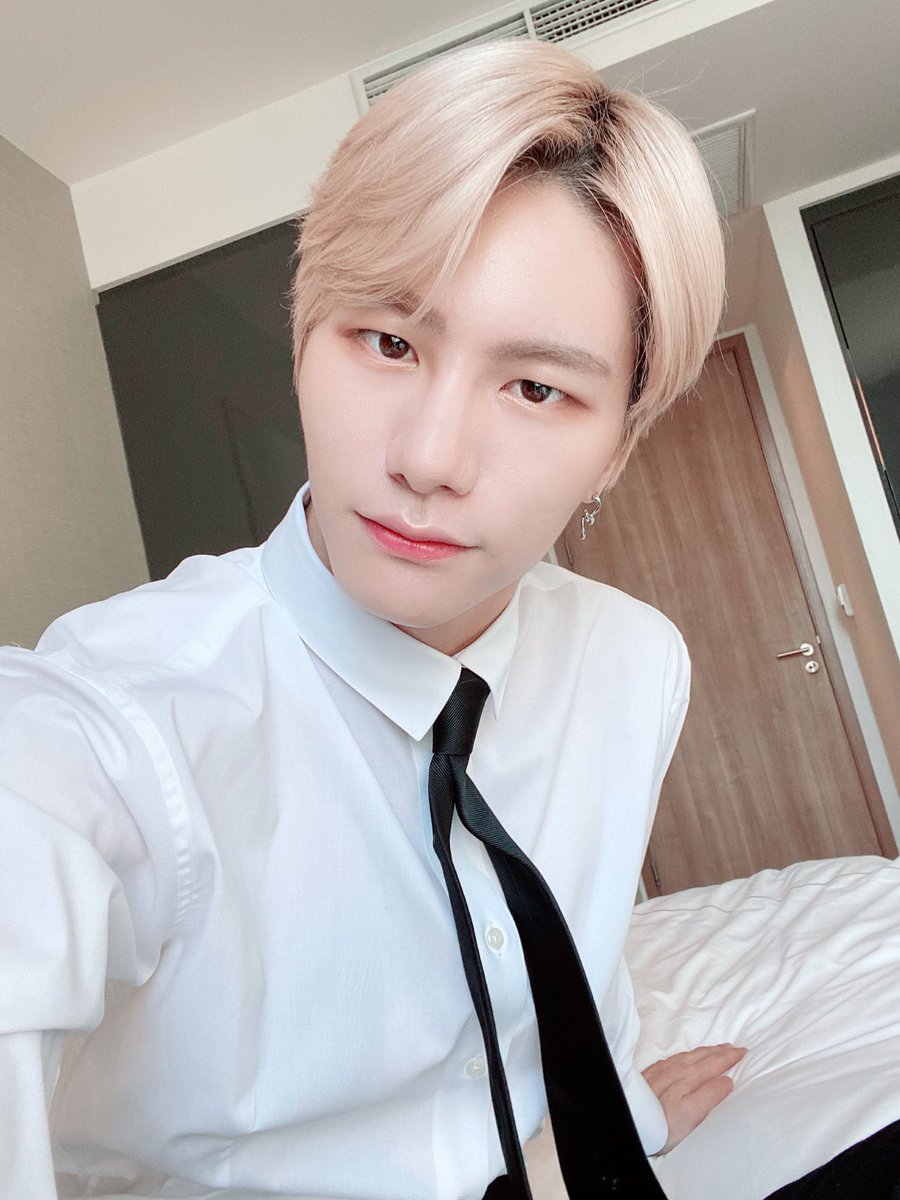 NewWorld_VICTON's tweet photo. [#승식 ] 💙짜잔💛 https://t.co/r89nGQRTbq