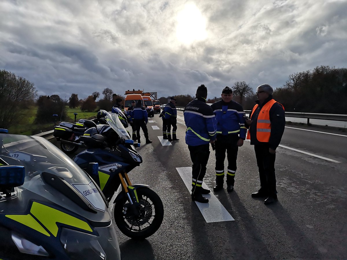 OTRE_PdL_Norm's tweet photo. #7dec19MANIFtransporteurs
Ils ont répondu présents à l'appel de L'OTRE Bretagne, 66 camions sur la N137. Objectif: Suppression définitive de l'article 19 du #plf2020 +2 cts de taxe gazole transporteurs français) Ouverture débat sérieux sur #ecocontribution @_OTRE_ @Djebbari_JB https://t.co/ow1UGoMZFE