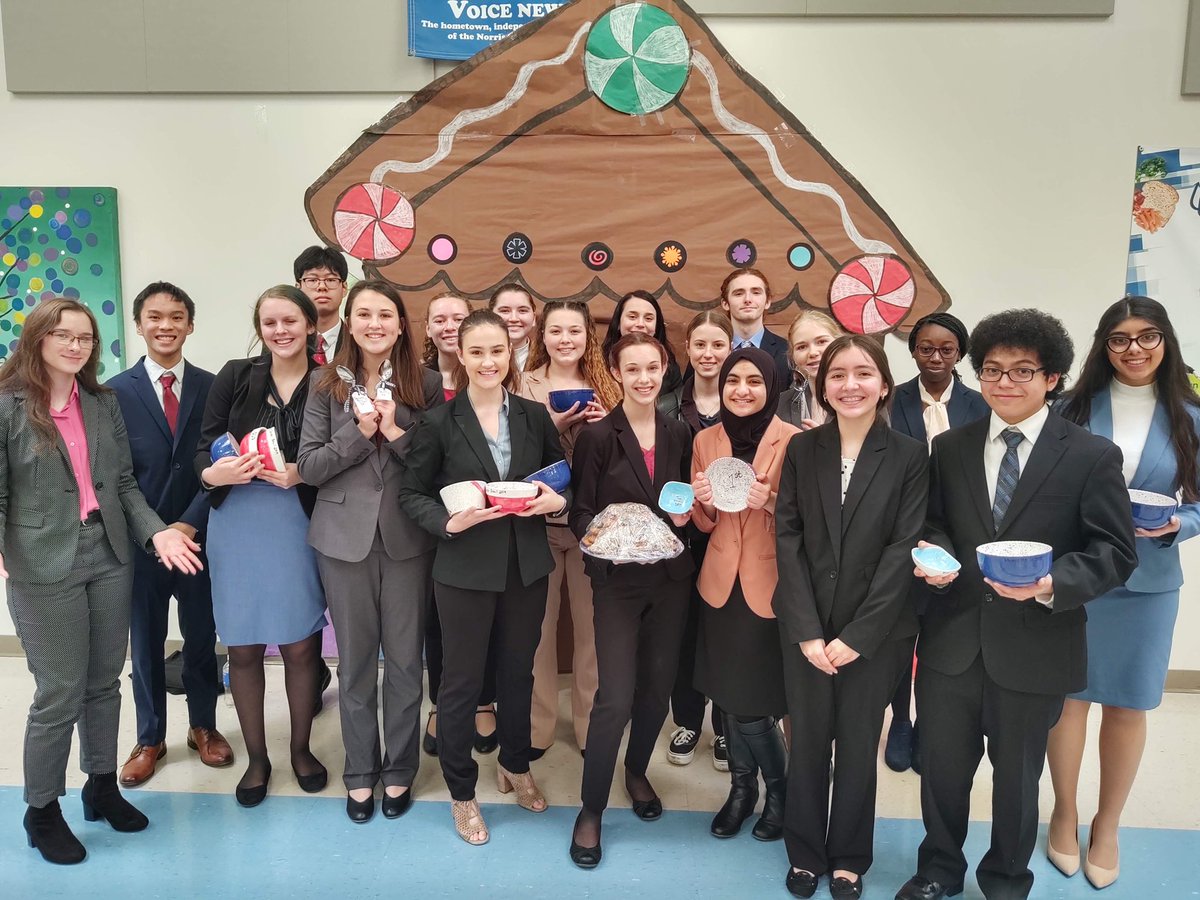 lsw_speech's tweet photo. We had a wonderful time competing at the Norris Soup-er Bowl tournament on Saturday! We left with several bowls and spoons, as well as a platter of delectable cookies for our win! https://t.co/rXhiXHcIMS