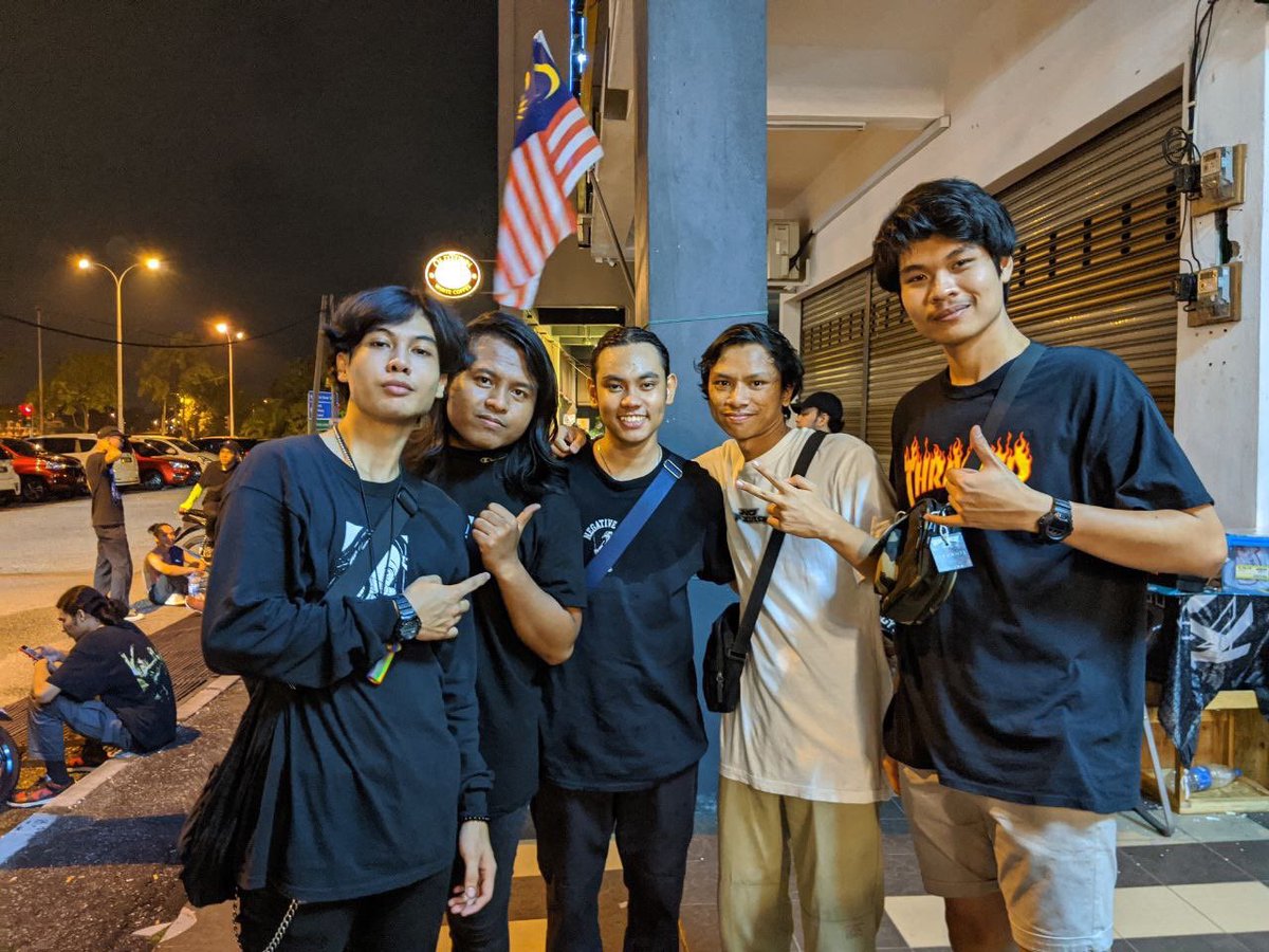 servantsmy's tweet photo. Happy 1st anniversary Nofside!!! Thanks Ipoh! We had a really good time there!! We also would like to thank Izmal of @transitionsmy for filling in on bass & thank you @khairijamel for helping out!! #srvnts #srvnts2k19 #howlg #nofsidehardcorefest2019 https://t.co/1DsEqq3XG3