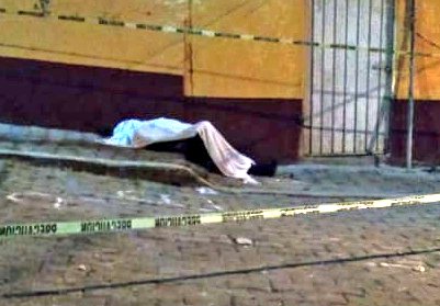 FNNoticiass's tweet photo. #Domingo
¡Asesinado!

Hace unos minutos un #hombre fue ejecutado con arma de fuego en el cruce de #LerdoDeTejada y #Presidente #Juárez Col. Liberales de 1857 @AlcaldiaAO, extraoficial indican que la víctima es elemento de la @SSP_CDMX
#QEPD #MuchoOjo #Alertas #Cuidado https://t.co/qTYFPxxtR2