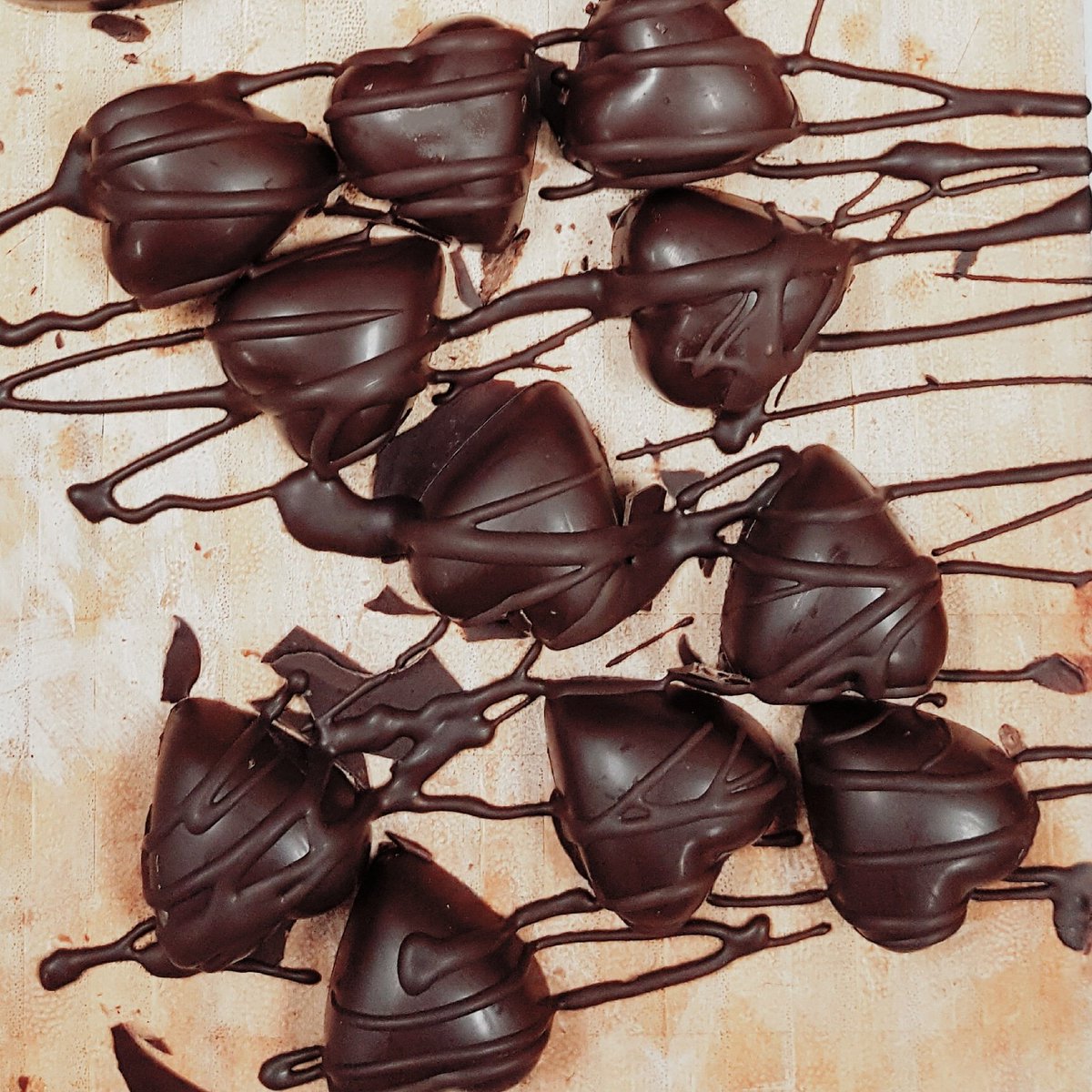 ❤Hmmmyum, Aztec Fudge Dark Chocolate Hearts made with soaked cashews and maple syrup. Vegan glutenfree soyfree organic-y goodness. ❤ #cacao #darkchocolate #organicchocolate #spicychocolate #cayenne #maplesyrup #cashews #rawchocolate #veganchocolate #stockingstuffer #vegan