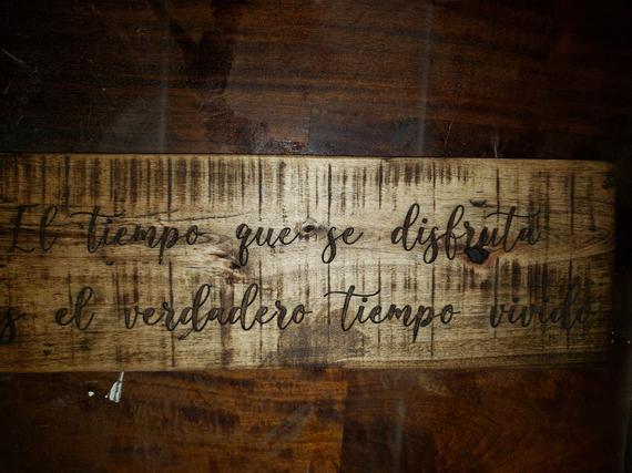 GoodnightLaser's tweet photo. Sign says "El tiempo que se disfruta es #housewares #homedecor @EtsyMktgTool https://t.co/bkzC5i1CjA https://t.co/UGdLEjQfkY