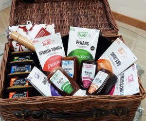 TWELVE DAYS OF CHRISTMAS - Day 6: Win a hamper from Taste from Keejays @KeejaysLTD 

🎅Q: What delicious dish would you make with KeeJays sauce?

All 12 prize details can be found here + T&amp;C’s - buff.ly/2Dk45sN #competition #comp #win #giveaway
