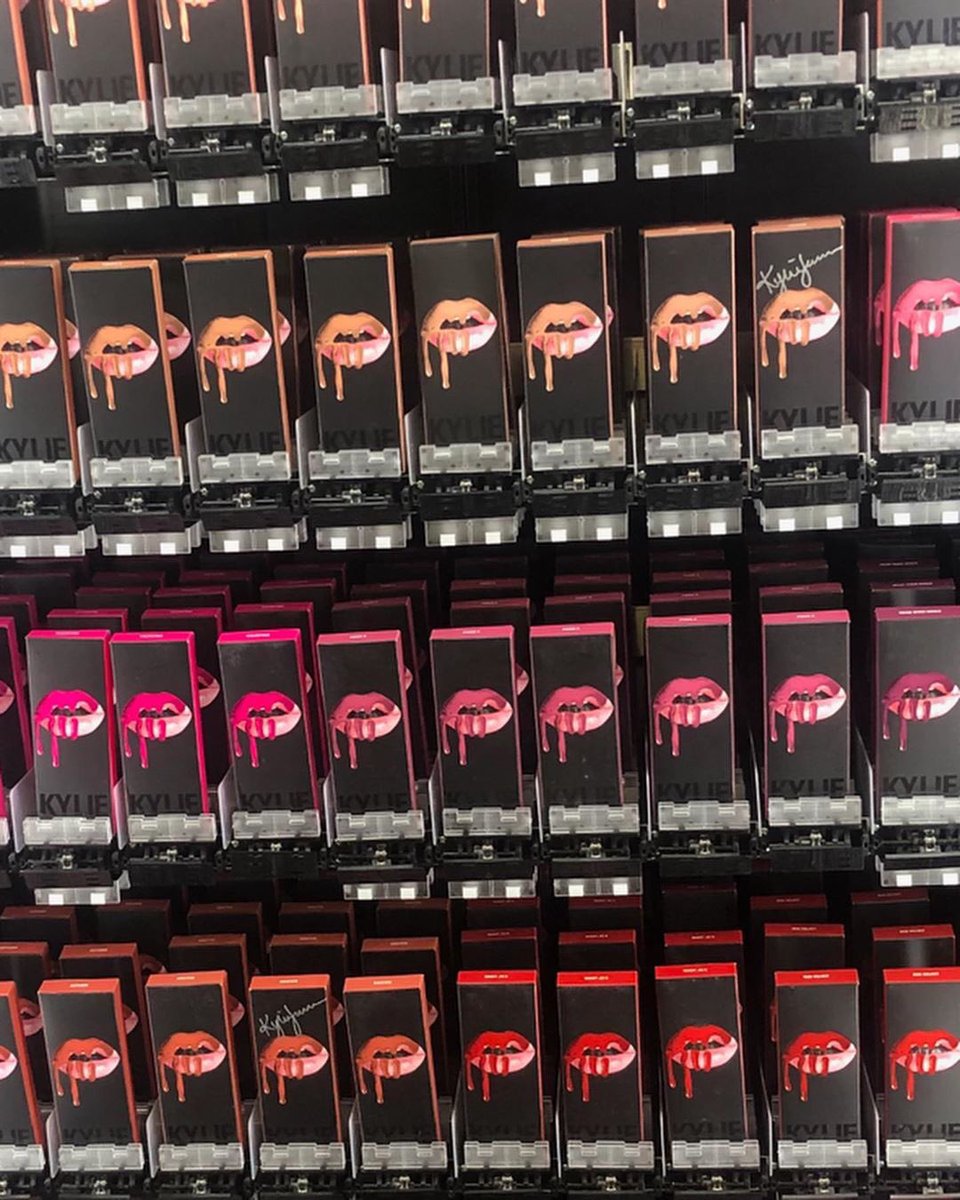 kyliecosmetics's tweet photo. I spy... signed Lip Kits in our Vegas airport vending machines!! 💗 👀 https://t.co/8UwBuXeDV4