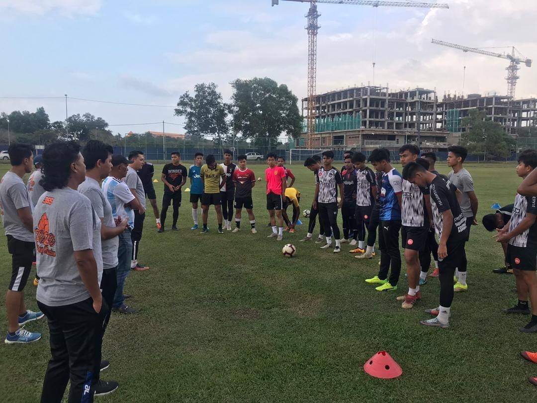 AfiqShari's tweet photo. Minggu lepas ada pemain TFC II datang training pakai jersi Juventus dan jersi lama Terengganu musim 2015. Malah ada yang datang pakai jersi JDT.

Hari ni, TFC III dua orang pakai jersi Juventus.

Is this what you call professional football team? https://t.co/10lk4ZCOTG
