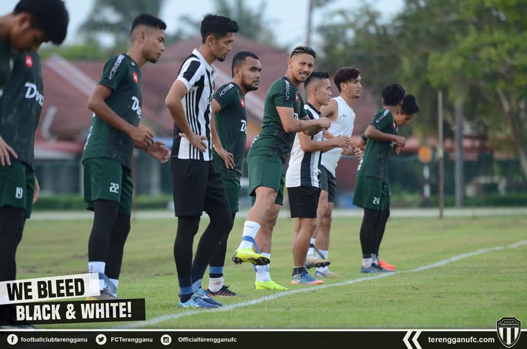AfiqShari's tweet photo. Minggu lepas ada pemain TFC II datang training pakai jersi Juventus dan jersi lama Terengganu musim 2015. Malah ada yang datang pakai jersi JDT.

Hari ni, TFC III dua orang pakai jersi Juventus.

Is this what you call professional football team? https://t.co/10lk4ZCOTG
