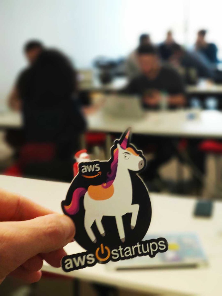 Terminer une formation #AWS en beauté en décernant le trophée de la meilleure archi à l'équipe des data scientists d'une grande enseigne sportive. 
Bravo vous avez été au top 👌 #AWSomeUnicorn
Pour suivre d'autres formations rdv ici 👇 linkedin.com/in/cloud-unive…