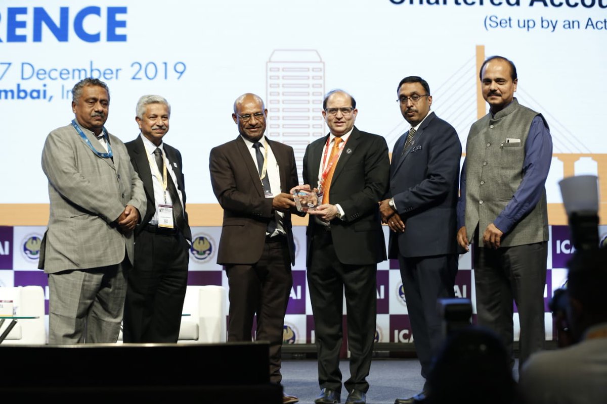 theicai's tweet image. Mr. Yuwak Tau, Executive Director CPA PNG expressing gratitude to @theicai by presenting a memento to President ICAI @PrafullaCa at  #ICAIInternationalConference2019. ICAI due diligence exercise helped CPA PNG in obtaining full membership of @IFAC 

@atulguptagst 

#IntConICAI19