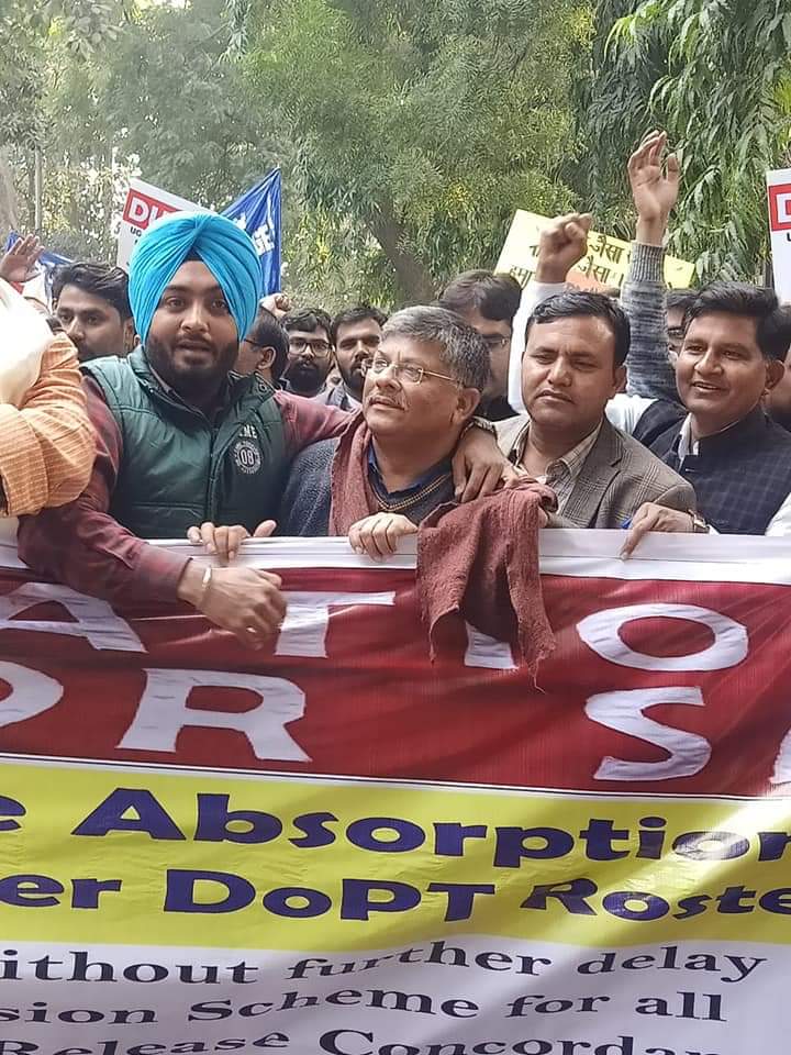 kmrarb's tweet photo. चारों ओर से यही पुकार
अब्जोर्पशन हो अबकी बार
आज के जानदार धरने में शामिल सभी शिक्षक साथियों को सलाम
Teachers unity long live
Absorption March on https://t.co/dORmeSuOkP
