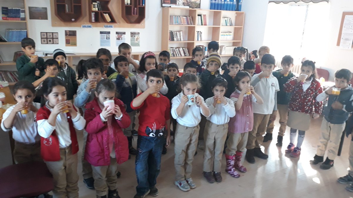 IlkLar's tweet photo. Öğrencilerimizin ellerinden doğal "Portakal Suyu"... Hem sıktık ,hem eğledik hem de içtik. @kemalpasa_mem @imfuysal @aydogann45 @izmir_ilmem @GemikSenay @Hatice71426593 https://t.co/UzeYHJa4VS