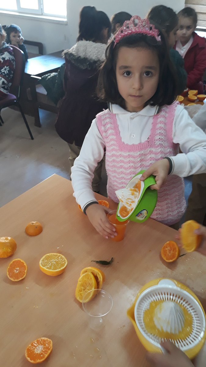 IlkLar's tweet photo. Öğrencilerimizin ellerinden doğal "Portakal Suyu"... Hem sıktık ,hem eğledik hem de içtik. @kemalpasa_mem @imfuysal @aydogann45 @izmir_ilmem @GemikSenay @Hatice71426593 https://t.co/UzeYHJa4VS