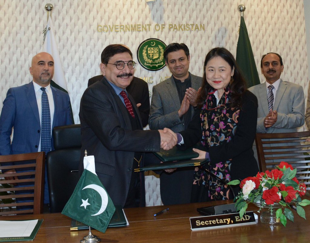 Hammad_Azhar's tweet photo. The Govt of Pak &amp; ADB have scaled up their partnership today with the signing of USD 1 Bn special policy based loan for macroeconomic stability and USD 300 ml for energy sector and financial sector reforms. 
Single largest disbursements in one day to any country by ADB. https://t.co/U3B1eZT6Nx
