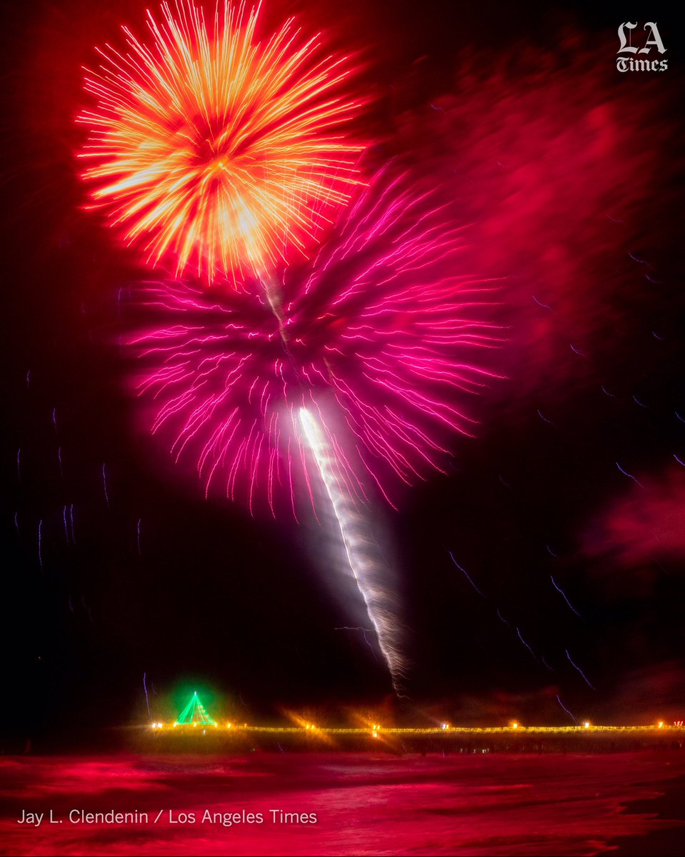 jaylclendenin's tweet photo. Another awesome winter celebrated in the #southbay, with the annual #mbfireworks show over the Manhattan Beach Pier! https://t.co/KxcwYN4Xfq