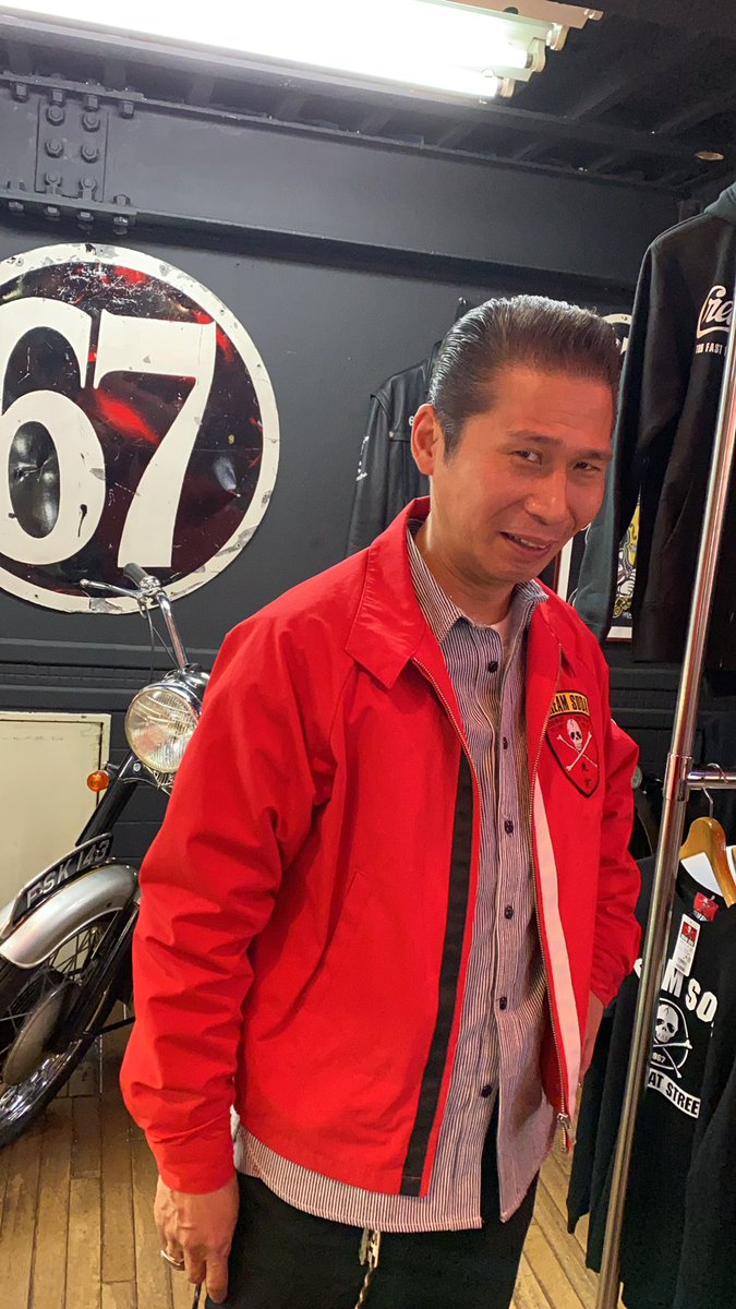 エロヴィス佐藤 カレー屋さんやってなかったのでピンクドラゴンを冷やかしてから原宿出勤 彡いつもの安定のメンバーといつものギャグかましてたらjack S開店が少し遅くなった お客さん待たしてすまない あ ちゃんとiphoneケース 買ったわよ Iphone