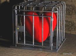 #حقيقه 
لو لم يكُن القَلب مُتمرداً .. لما خُلق في قَفص .