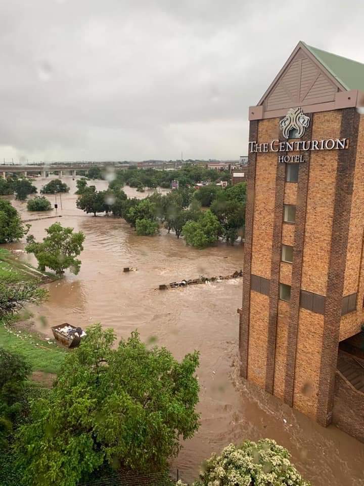 HypeHoncho's tweet photo. Lerato: Chomi, I bought that apartment at the Centurion Hotel.
Chomi: Wow. I'm h..h...hap..ppy for you.
Lerato: Thank you, Chomi.
#NextMinute
*Chomi calls Gogo
(The Next Day) 👇🏾👇🏾👇🏾 😱😱🤕🤕 https://t.co/vh5D1cQ44p
