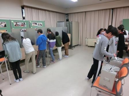 和歌山県選挙管理委員会 啓発用 今日は 和歌山税務署と一緒に和歌山大学教育学部附属小学校にお邪魔して 税と選挙 のコラボ授業を実施しました それぞれの講義の後 税金の使い道 をテーマに模擬投票を行いました 模擬投票ではみんな真剣に一票を