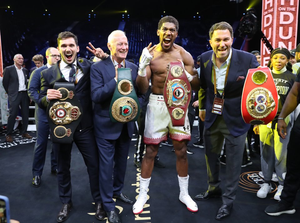 Reports out this morning from the Daily Mail suggest that 1.6 MILLION people bought the #ruizvsjoshua2 fight in the UK alone, making it the biggest and highest grossing fight ever recorded on Sky PPV.
#BOXING #matchroomboxing #skyppv