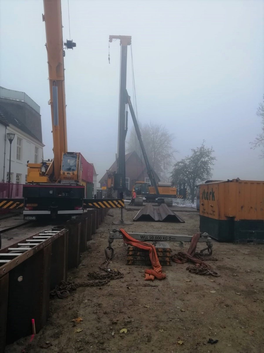 Nijhuis_Bouw's tweet photo. De damwanden zijn aangebracht en de fundatie van de bestaande bouw is gesloopt! Op naar de volgende werkzaamheden, de put verder ontgraven en het overtollige grond afvoeren. Waarna kan worden gestart met de bouw van de 4 stadsvilla’s. #Eekwal #stadsvilla #Zwolle @ExploriusVG https://t.co/Qgqd2OOCQm