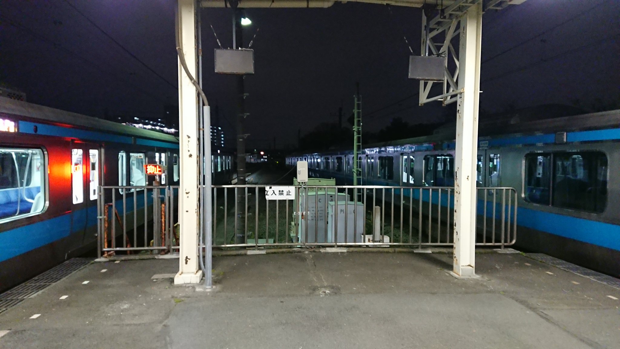 本郷台駅の人身事故で電車が緊急停止している画像