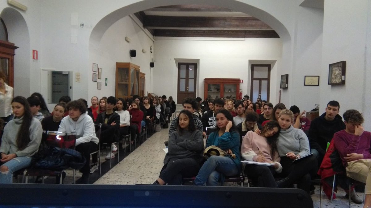 amnestyitalia's tweet photo. “Quando sei in prigione in Iran ti dicono che sarai dimenticato, che neanche la tua famiglia si ricorderà di te; è così che il regime iraniano cerca di annientarti”. Azdedh Pourzand alle studentesse e agli studenti del liceo Vittoria Colonna di Roma. #cambiamolastoria https://t.co/PHa2dY0SkB