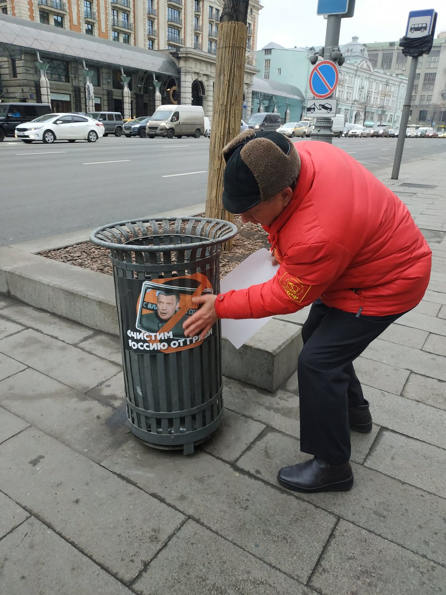 Мусорные баки в москве. Мусорный бак. Американский мусорный бак. Старые мусорные баки. Мусорный бак на улице.