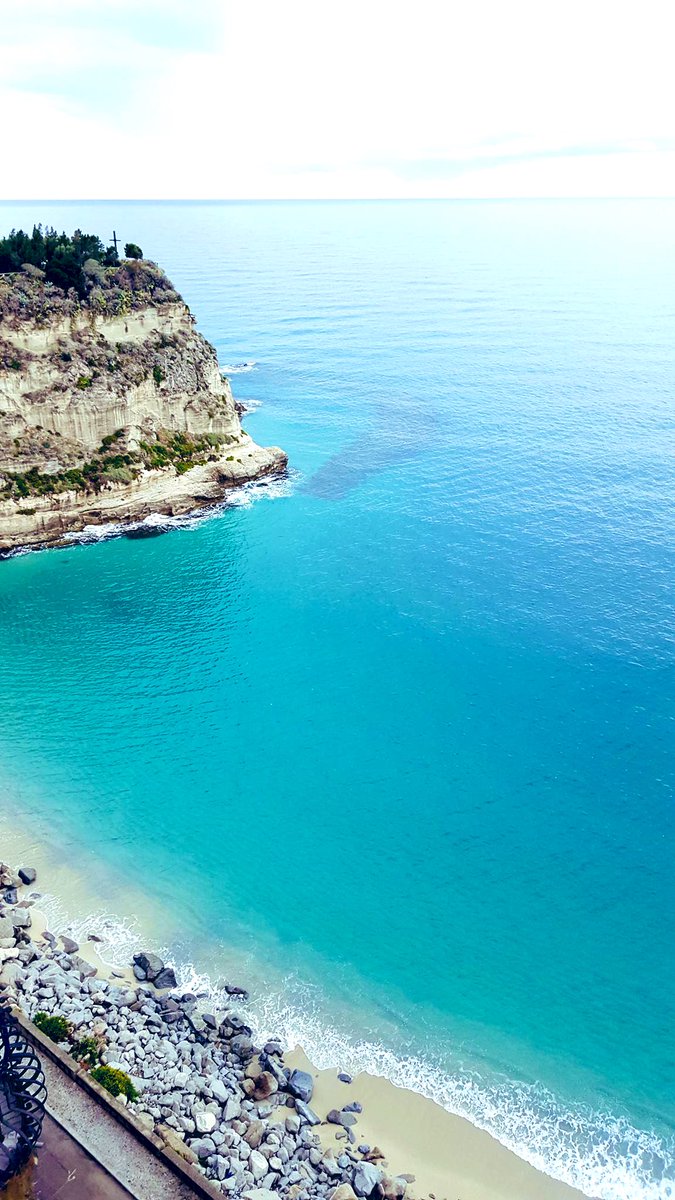 calabriaonline's tweet photo. Buongiorno ⛅️, prima di entrare in ufficio avevamo voglia di affacciarci da qui... la #DirettaMeteo e #MareLive per @3BMeteo, #9dicembre #Tropea #Calabria https://t.co/JR1AYiFerN
