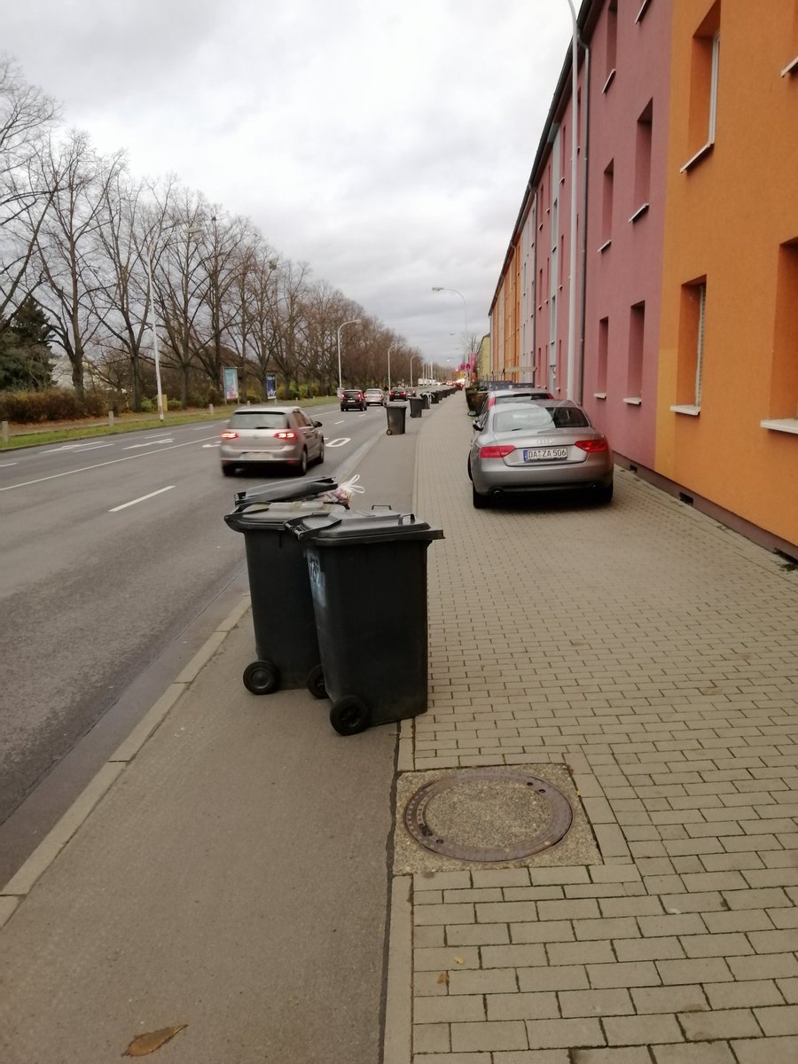 Ich hab mich gewundert das heute mal keine Autos auf diesem #fahrradweg stehen. Leider ist es so auch nicht viel besser, deswegen ist hier wohl trotz geteertem #radweg die Straße zusätzlich für #radler freigegeben <a href="/Stadt_Darmstadt/">Stadt Darmstadt</a>