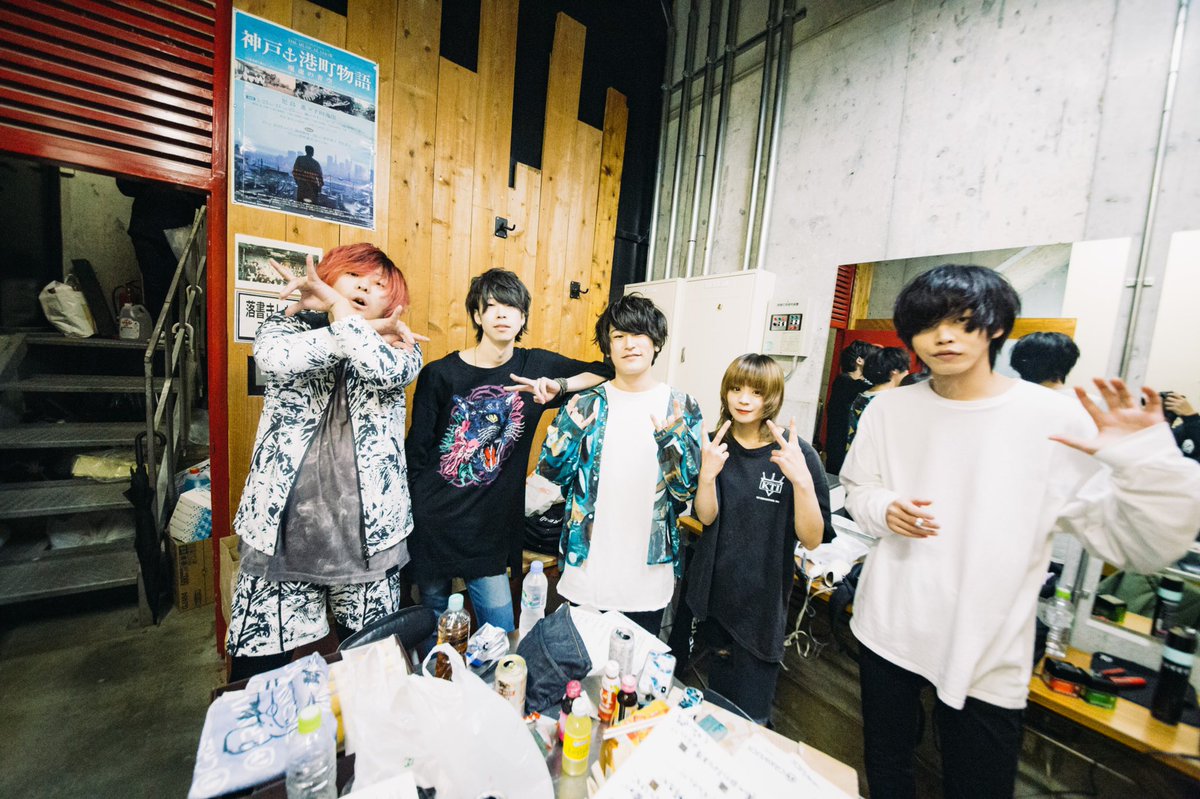 __CRAWLICK's tweet photo. 12/8(日)神戸CHICKENGEORGE
CRAWLICK ファイナルワンマンライブ

(photo by @sbhr__a7 )

７年間、愛してくれて本当にありがとうございました！違う道へ行くみんなのそばにいつもCRAWLICKの音楽がありますように！ https://t.co/pqz9FKO05o