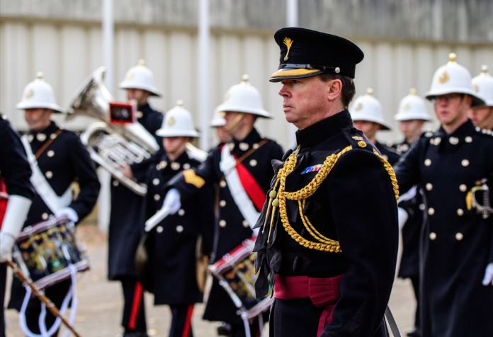 RNRMC's tweet photo. Just over one week left to see @RoyalNavy personnel guarding #BuckinghamPalace, #WindsorCastle, #StJamesPalace and the #TowerofLondon until 19 Dec. #RNGUARD #ByYourSide https://t.co/TKxT4tyn17