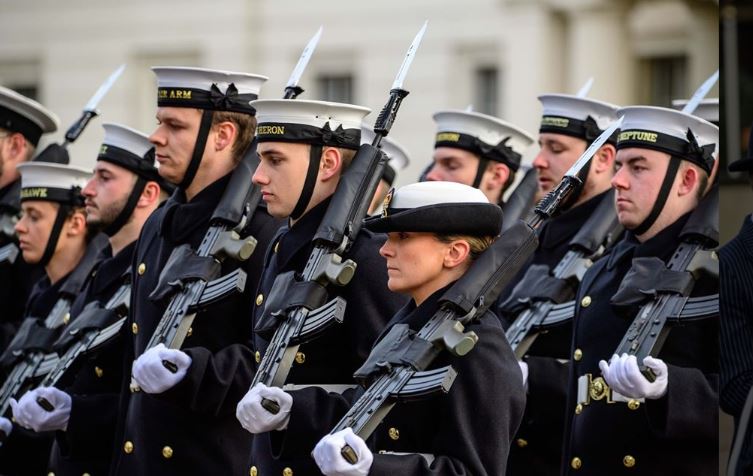 RNRMC's tweet photo. Just over one week left to see @RoyalNavy personnel guarding #BuckinghamPalace, #WindsorCastle, #StJamesPalace and the #TowerofLondon until 19 Dec. #RNGUARD #ByYourSide https://t.co/TKxT4tyn17